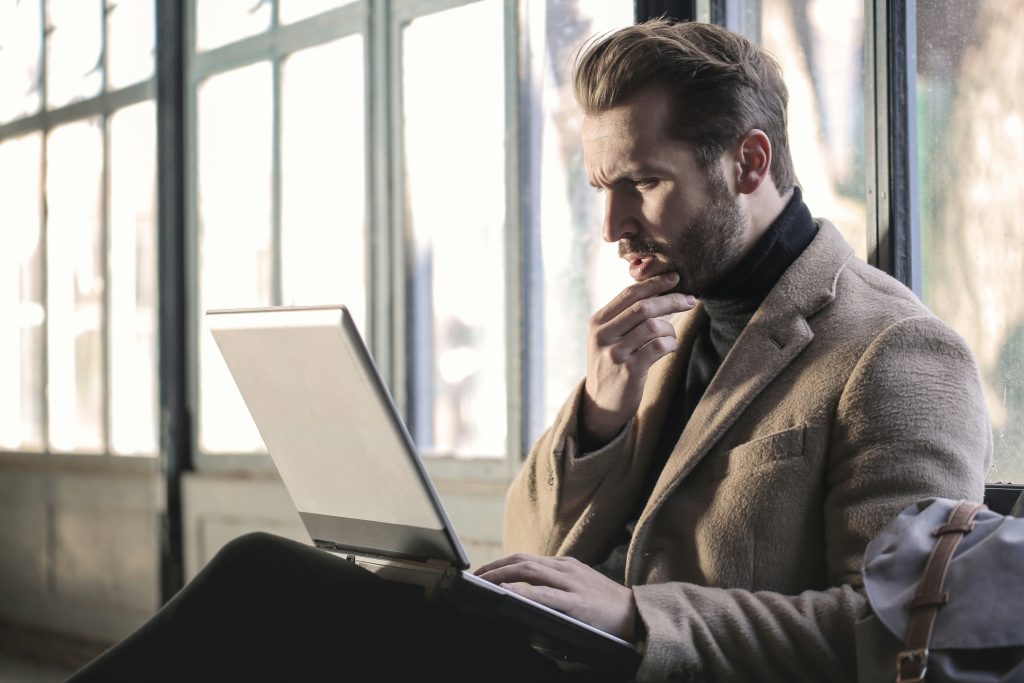 Autónomo buscando licitaciones públicas en plataformas de contratación